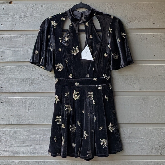 NWT Lost + Wander Genevieve Black Velvet Embroidered Romper Size XS - Picture 1 of 14